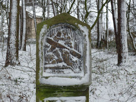 1. Fußfall nach der Neugestaltung von Stadtpfarrer W. Johannes Kowal im Winter (Foto: Karl-Franz Thiede)